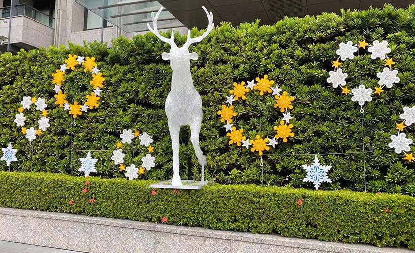 Deer & wreath